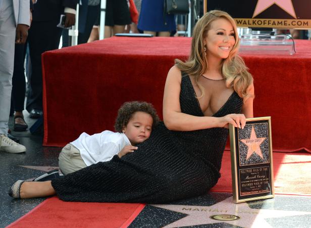Mariah Carey posiert mit ihrem Sohn neben ihrer Sternenplakette auf dem Hollywood Walk of Fame.