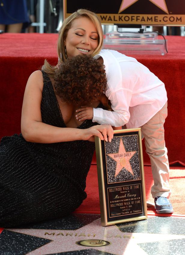 Mariah Carey mit ihrem Kind bei der Enthüllung ihres Sterns auf dem Hollywood Walk of Fame.