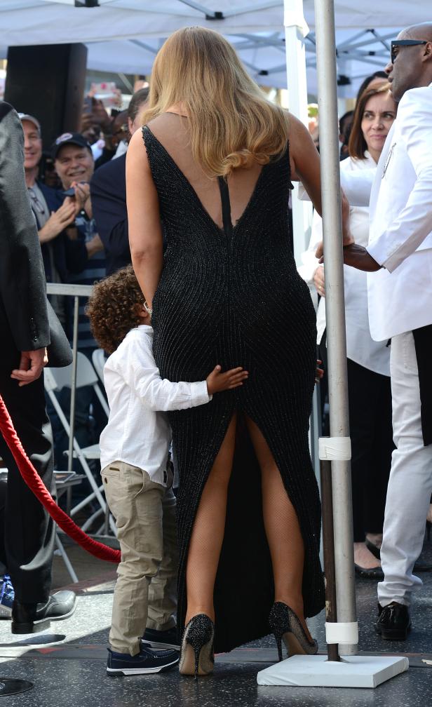 Eine Frau in einem schwarzen Kleid mit einem Kind auf dem Hollywood Walk of Fame.