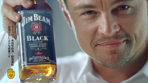 Leonardo DiCaprio präsentiert eine Flasche Jim Beam Black Bourbon.