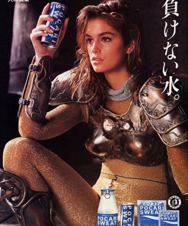 Cindy Crawford in Rüstung mit Pocari Sweat Getränken in einer Werbeanzeige.
