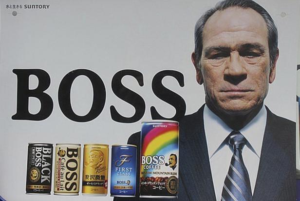 Werbung für Suntory Boss Kaffee mit Tommy Lee Jones und verschiedenen Kaffeesorten.