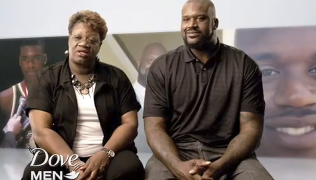 Shaquille O'Neal sitzt mit seiner Mutter Lucille O'Neal vor Fotos von ihm als junger Basketballspieler.