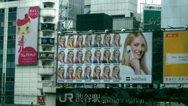 Ein SoftBank-Werbeplakat mit Cameron Diaz in Shibuya, Tokio, umgeben von anderen Werbetafeln.