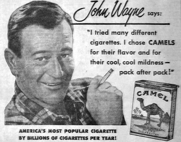 Eine Schwarzweiß-Anzeige mit John Wayne, der für Camel-Zigaretten wirbt.