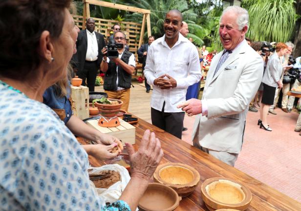 Prost! Prinz Charles mixt kubanischen Mojito für Camilla