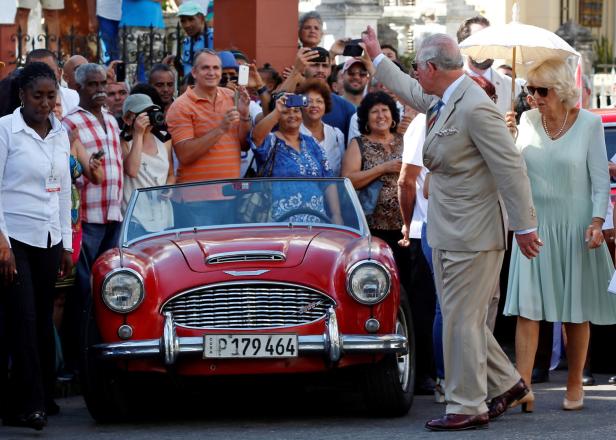 Prost! Prinz Charles mixt kubanischen Mojito für Camilla