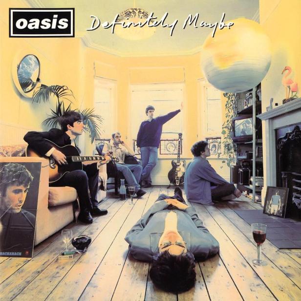Das Cover des Albums „Definitely Maybe“ von Oasis zeigt die Bandmitglieder in einem Wohnzimmer.