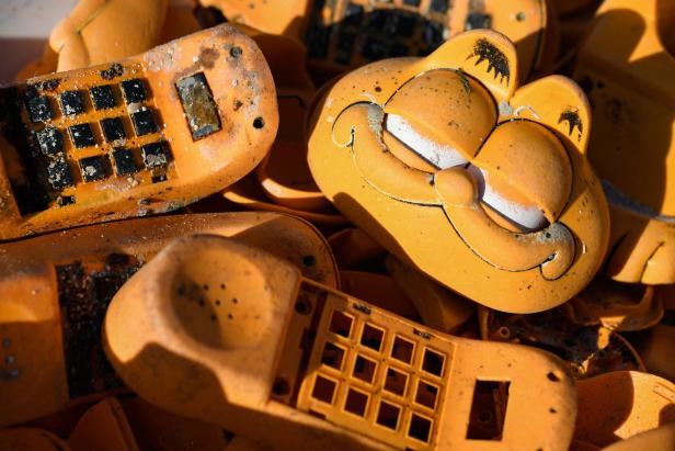Nach 30 Jahren: Rätsel um angeschwemmte Garfield-Telefone gelöst