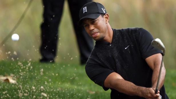 Tiger Woods schlägt einen Golfball aus dem Sandbunker.
