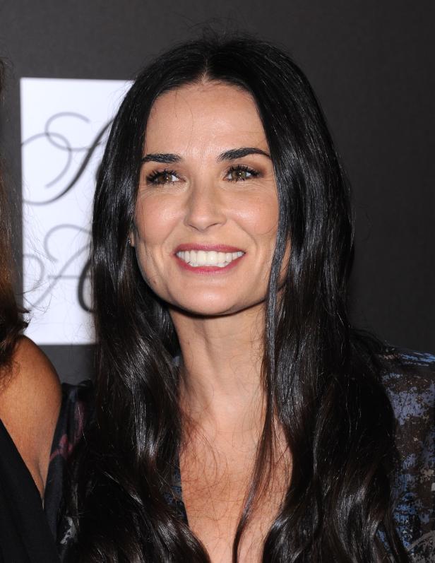Demi Moore lächelt in die Kamera.