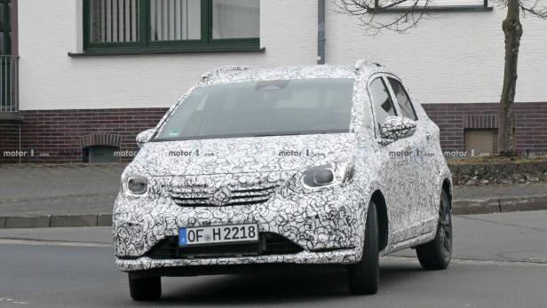 Ein mit Tarnmuster versehener Honda auf einer Straße.