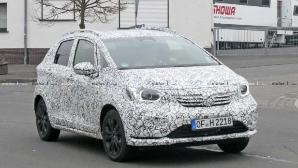 Ein mit einem Tarnmuster versehener Honda Jazz auf einer Straße.