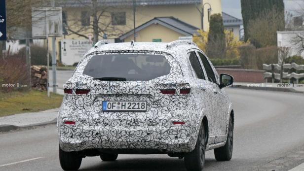 Ein mit einem Tarnmuster versehenes Auto fährt auf einer Straße.
