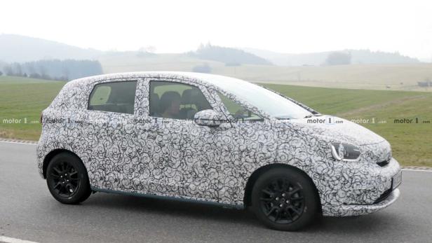 Ein mit einem Tarnmuster versehener Honda Jazz fährt auf einer Landstraße.