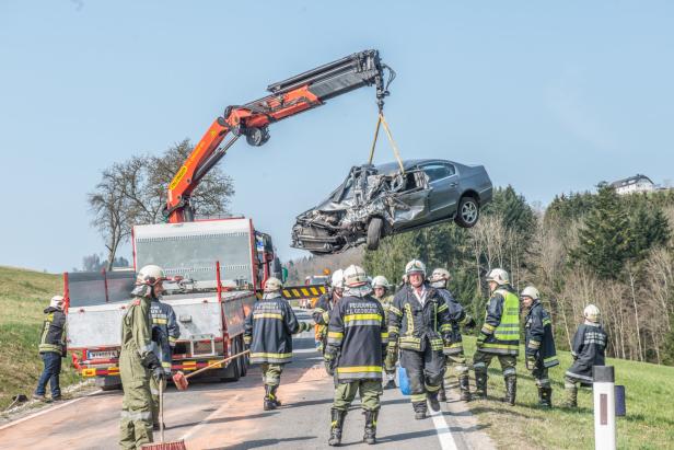 Waidhofen/Ybbs: Auto krachte mit voller Wucht in Lastwagen