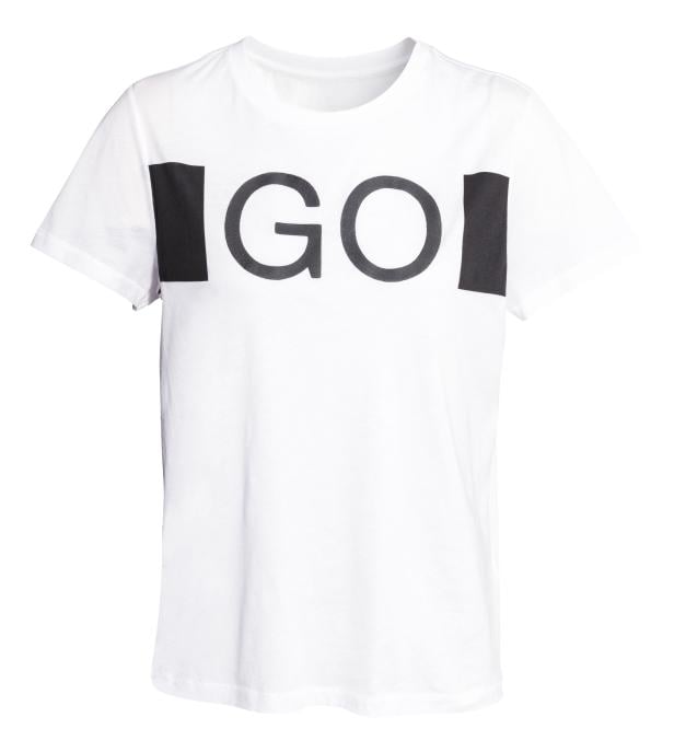 Ein weißes T-Shirt mit dem schwarzen Aufdruck „GO“.