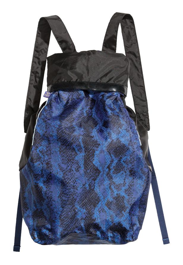 Ein schwarzer Rucksack mit blauem Schlangenmuster.