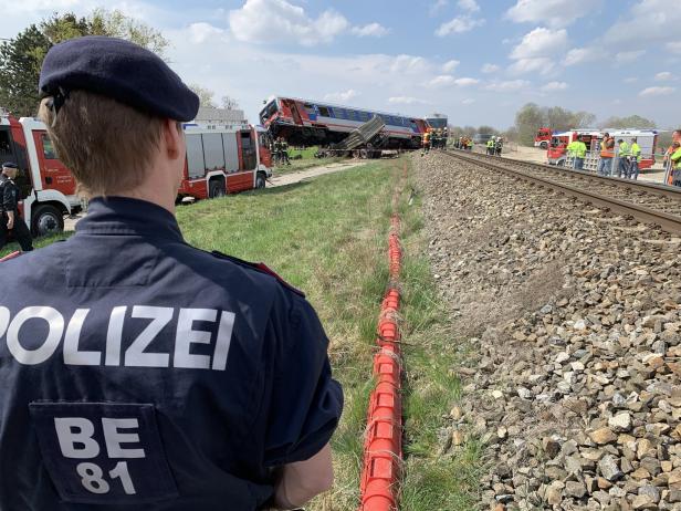 Lkw von Zug erfasst: Schaden auf zwei Millionen Euro geschätzt