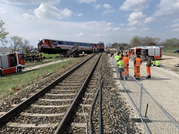 Lkw in Wien von Zug erfasst: Drei Schwerverletzte