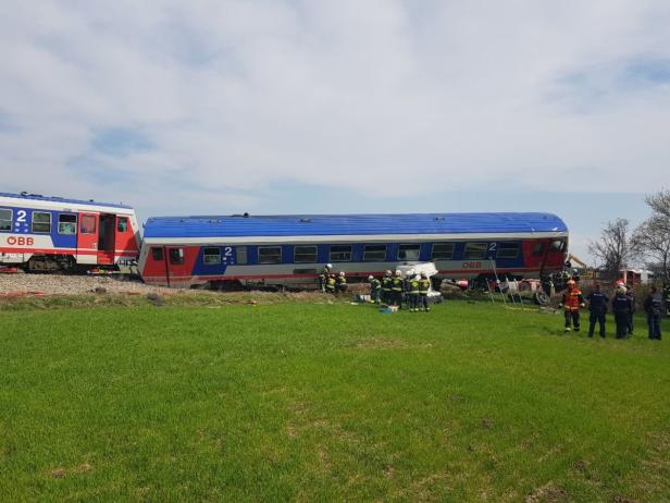 Lkw in Wien von Zug erfasst: Drei Schwerverletzte
