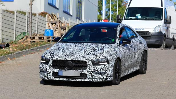 Ein mit Tarnmuster beklebter Mercedes-Benz steht auf einer Straße.