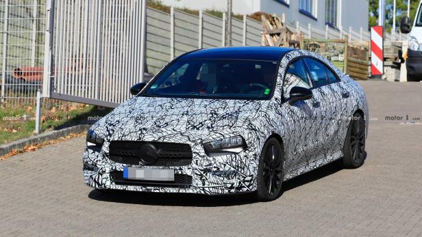 Eine getarnte Mercedes-Benz A-Klasse Limousine auf einer Straße.