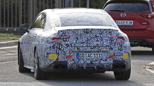 Ein Prototyp eines Mercedes-AMG GT Coupé mit Tarnmuster auf einer Straße.