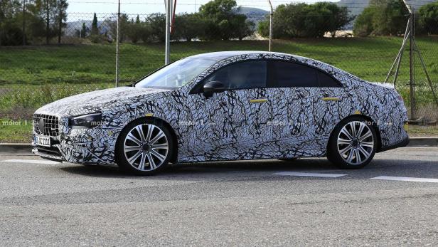 Ein Prototyp einer Mercedes-Benz A-Klasse mit Tarnmuster auf einer Testfahrt.