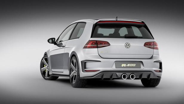 Die Rückansicht eines silbernen VW Golf R 400 vor einem grauen Hintergrund.