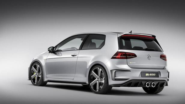 Ein silberner VW Golf R400, von hinten fotografiert.