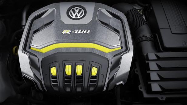 Detailansicht des Motors eines VW R400 mit gelben Akzenten.