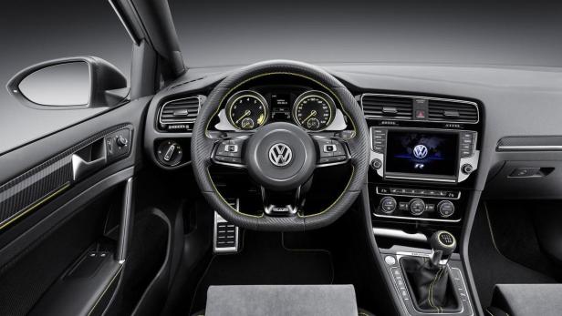 Das Interieur eines VW Golf R mit gelben Ziernähten und Carbon-Akzenten.