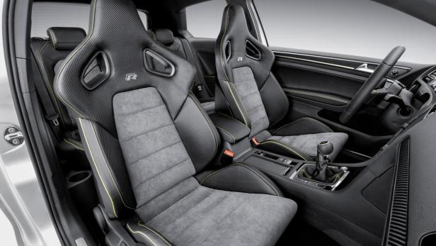 Das Interieur eines Autos mit grauen Sportsitzen mit gelben Akzenten.