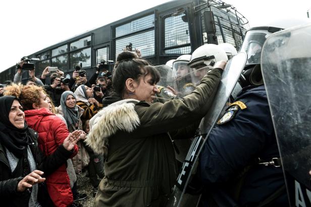 TOPSHOT-GREECE-MIGRATION-POLICE