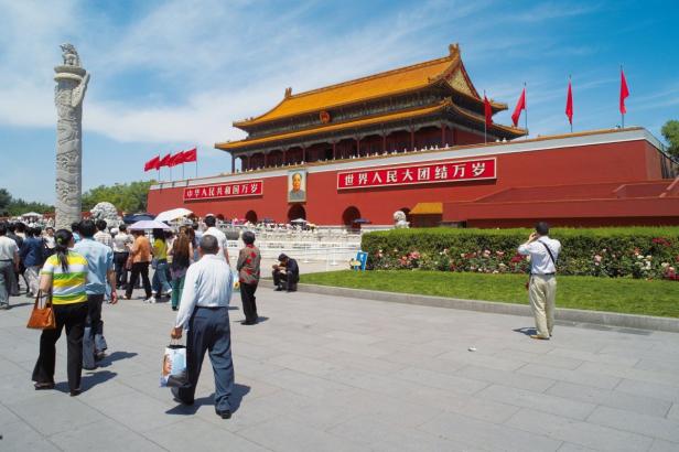 Menschen besuchen den Tiananmen-Platz in Peking, China.