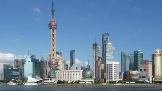 Die Skyline von Shanghai mit dem markanten Oriental Pearl Tower im Vordergrund.