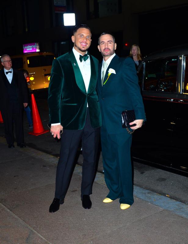 Marc Jacobs und Char Defrancesco Zwei Männer in Anzügen posieren vor einem dunklen Auto.
