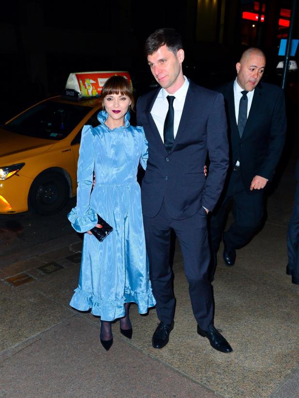 Christina Ricci und James Heerdegen Christina Ricci und ihr Begleiter posieren vor einem gelben Taxi.