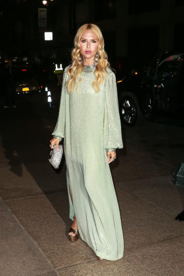 Rachel Zoe Rachel Zoe in einem langen, hellgrünen Paillettenkleid mit passender Clutch.
