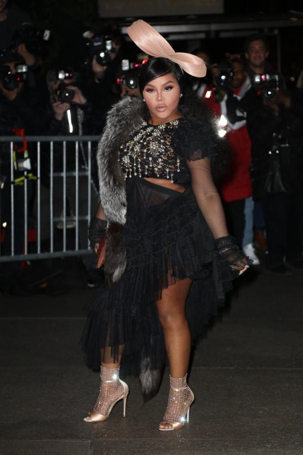 Lil Kim Lil' Kim posiert in einem schwarzen Kleid und einem auffälligen Hut für Fotografen.