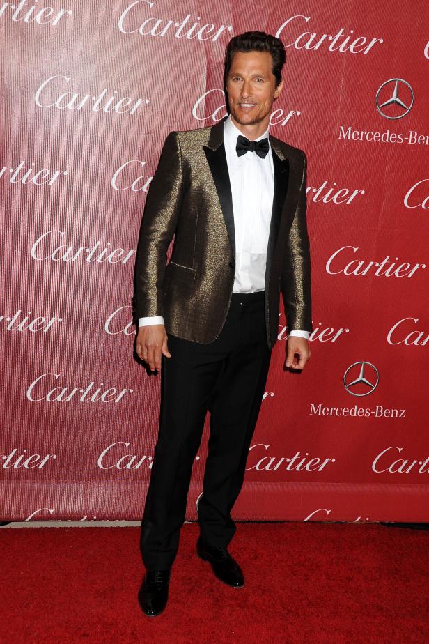 Matthew McConaughey auf dem roten Teppich in einem goldenen Sakko.