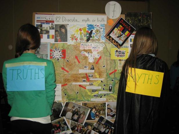 Zwei Personen präsentieren eine Tafel zum Thema „Dracula: Mythos oder Wahrheit“.