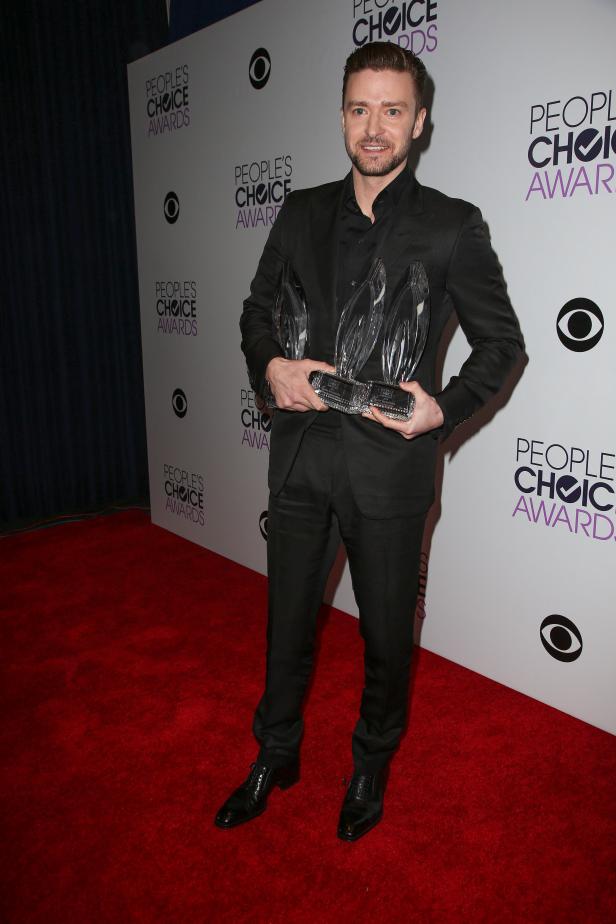 Justin Timberlake hält Trophäen bei den People's Choice Awards.