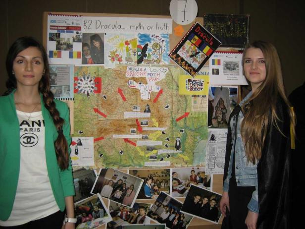 Zwei junge Frauen stehen vor einer Präsentationstafel zum Thema „Dracula: Mythos oder Wahrheit“.