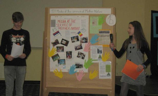 Zwei Jugendliche präsentieren ein Projekt zum Thema „Medien im Dienste der Mutter Natur“.