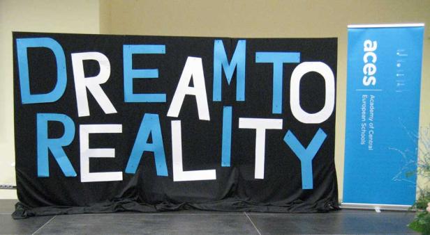 Eine Bühne mit der Aufschrift „Dream to Reality“ und einem ACES-Banner.