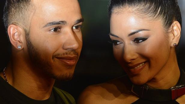 Nahaufnahme von Lewis Hamilton und Nicole Scherzinger, die sich anlächeln.