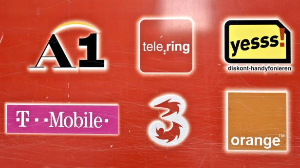 Logos verschiedener Mobilfunkanbieter wie A1, T-Mobile und Orange auf rotem Grund.