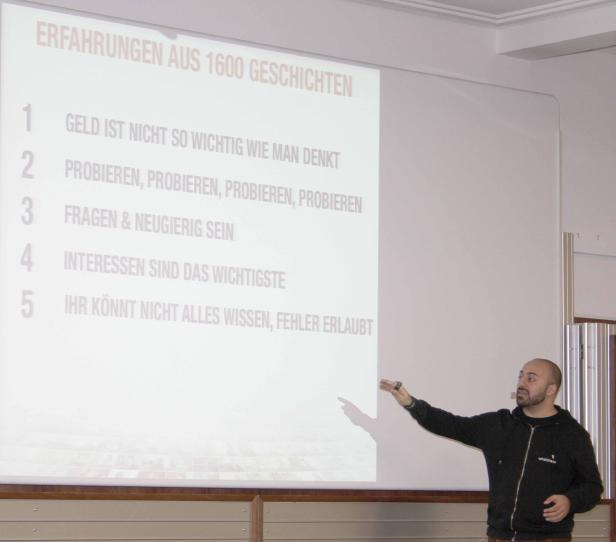 Ein Mann präsentiert eine Liste mit Erfahrungen aus 1600 Geschichten.